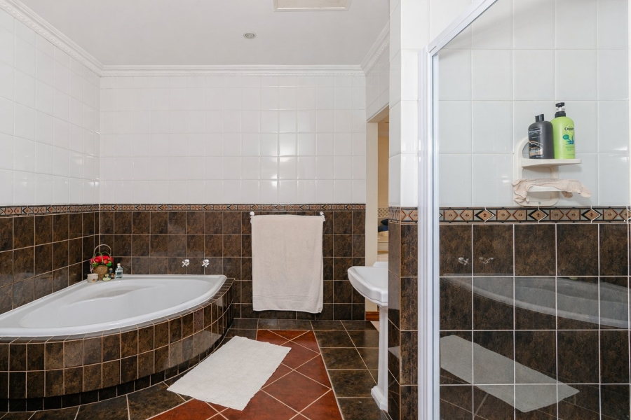 4 Bedroom Property for Sale in Caribbean Beach Club North West